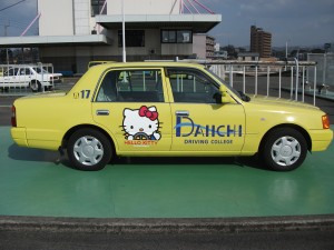 教習車キティちゃんラッピング